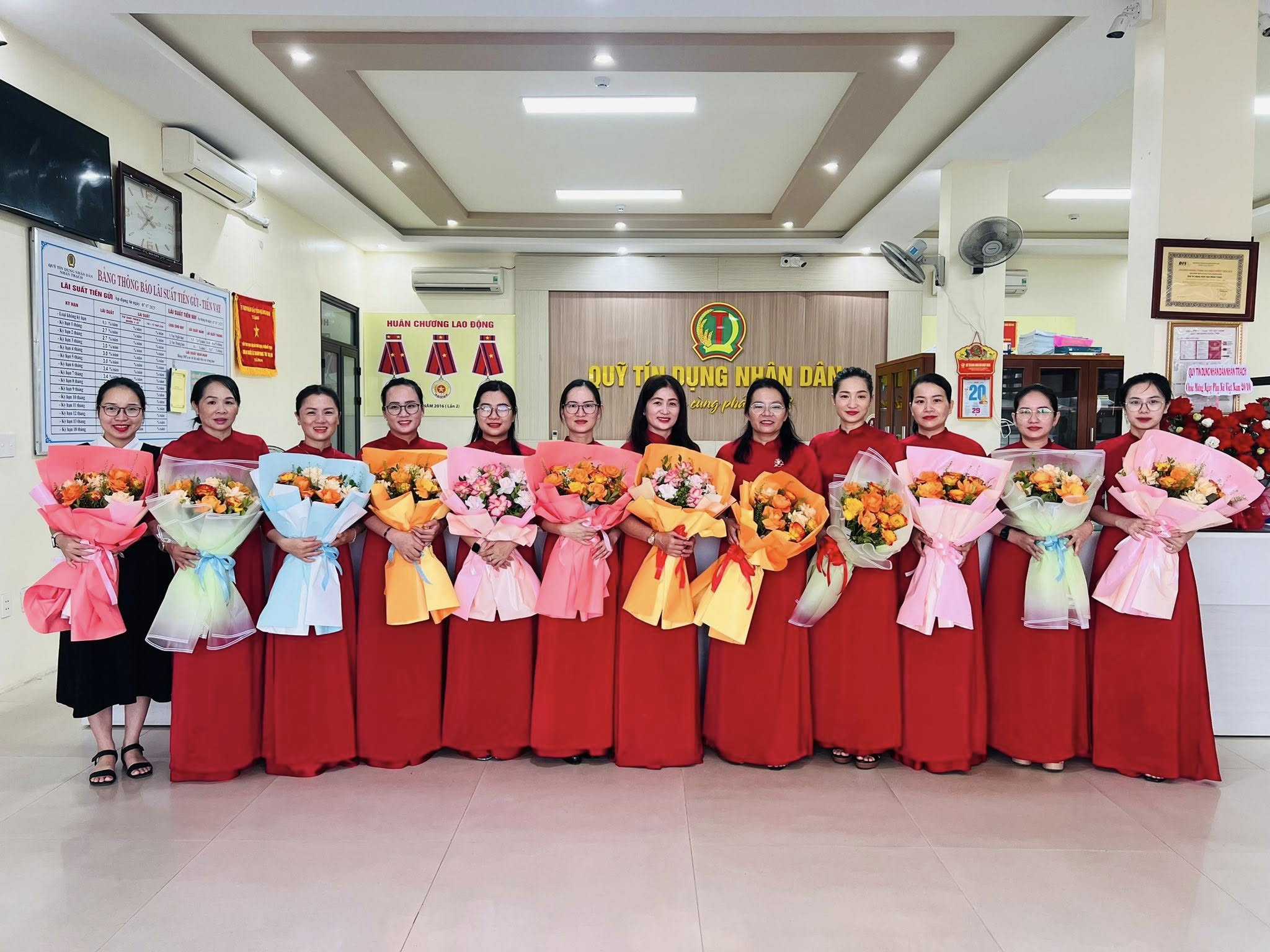 tri-an-nu-can-bo-nhan-vien-qtd-nhan-trach-nhan-dip-20-10-2